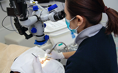 マイクロスコープを使用する歯科衛生士